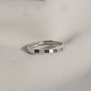 Détail du poinçon S925 sur la bague damier argentée avec des bords à texture givrée