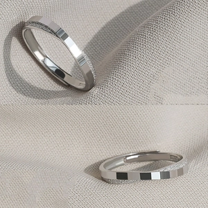 Détail du poinçon en argent sterling S925 et de la texture givrée sur l'anneau