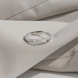 Bague géométrique minimaliste en argent S925 avec une finition givrée étincelante