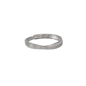 Bague géométrique argentée irrégulière avec finition sablée et polie sur fond blanc