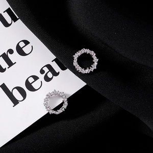 925 silver geometric round earrings with sparkling zircon stones in a wreath design