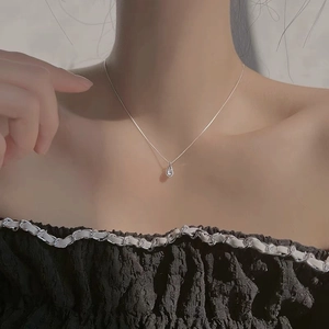 Collana minimalista in argento con ciondolo a goccia e zircone bianco da donna