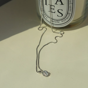 Collana minimalista in argento con ciondolo a goccia e zircone su catena box