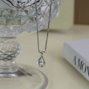 Elegante collana con pendente a goccia d'argento e zircone rotondo su una catena veneziana