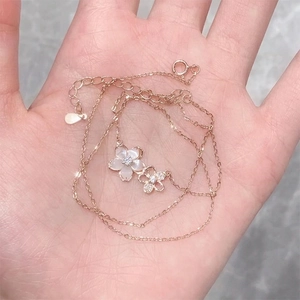 Détails du collier fleur de pêcher en or rose avec nacre et cristaux étincelants