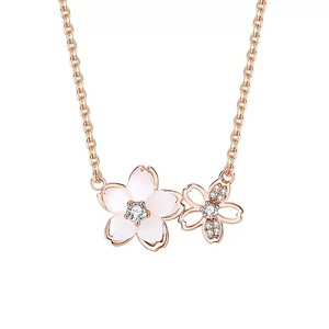 Collier fleur de pêcher or rose avec pétales en émail blanc et pierres de zircone
