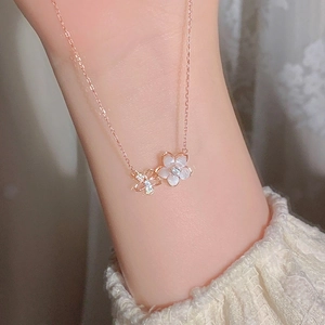 Collier fleur de pêcher en or rose avec pendentif en nacre blanche et zircons brillants