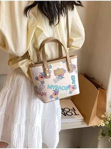 Détail d'un imprimé souris de dessin animé sur un petit sac cabas avec anses brunes