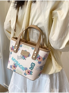 Détail du sac cabas en cuir à imprimé dessin animé avec boucle et bandoulière réglable