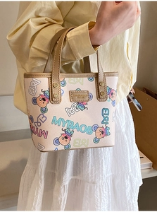 Gros plan sur les motifs de souris de dessin animé et le logo du sac cabas beige