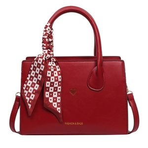 Rote Vintage-Einkaufstasche mit goldenem Herzdetail und dekorativem Seidenschal