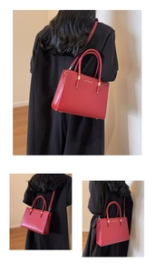 Dettaglio borsa tote rossa in pelle con logo Fashion Bags e tracolla sottile rimovibile