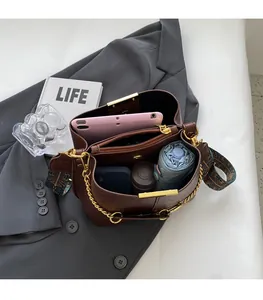 Geräumiger Innenraum der braunen Retro-Ledertasche mit praktischen Fächern für den Alltag
