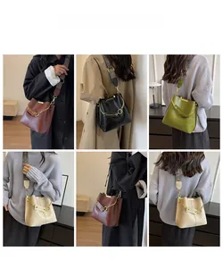 Detail der Vintage-Beuteltasche in vier Farben mit breitem, gemustertem Web-Schultergurt