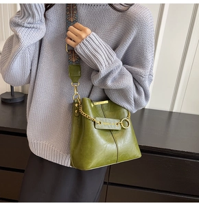 Detail der vintage dunkelgrünen Beuteltasche mit floralem Gurt und goldener Hardware