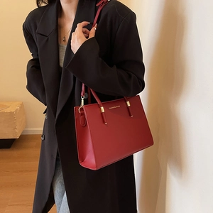 Borsa tote rossa in pelle con scritta Fashion Bags dorata e raffinati dettagli in metallo