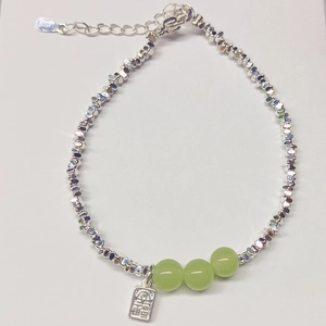 Détail du bracelet en argent S925 avec perles de jade et pendentif avec signe 福