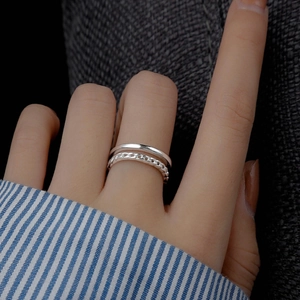 Minimalist double layer silver ring with hollow chain design on a hand model