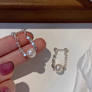 Orecchini a frangia in argento S925 con catene a U e perle bianche rotonde