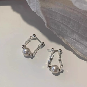 Orecchini S925 in argento a forma di U con perle rotonde e catene a sfere geometriche