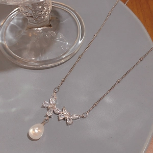 Collier élégant avec nœud en argent, ailes en zircon et perle en forme de goutte