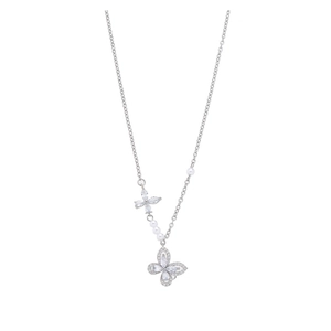 Détail du collier noeud argenté avec cristaux étincelants et pendentifs en perles blanches