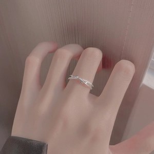 Bague croisée feuille d'olivier en argent S925 avec zircons portée par un mannequin