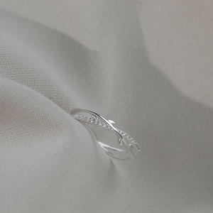 Bague croisée en argent S925 avec feuilles d'olivier élégantes et cristaux pavés fins
