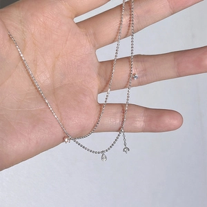 Halskette aus 925er Silber mit tropfenförmigen Zirkonia-Anhängern im minimalistischen Stil