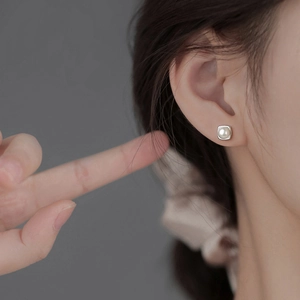 Orecchini a perno quadrati minimalisti da donna con cornice argentata e perla rotonda elegante