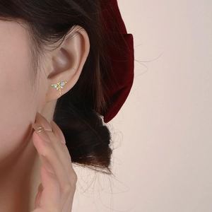 Boucles d'oreilles libellule dorées avec zircons marquise bleus et verts élégants