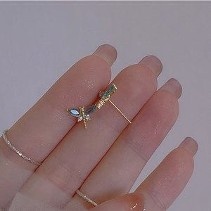 Boucles d'oreilles libellule dorées avec zircon bleu et petits cristaux étincelants
