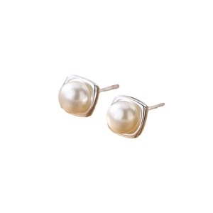 Eleganti orecchini a perla in stile francese con base quadrata su sfondo bianco