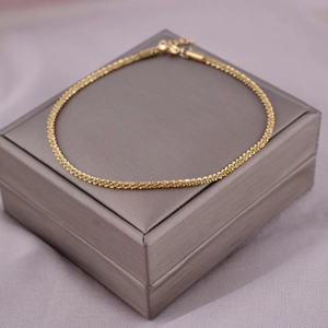 Bracelet chaîne tressée dorée scintillante avec texture et fermoir mousqueton