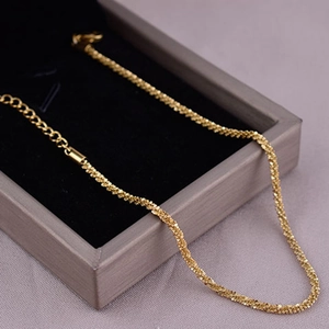 Bracelet doré scintillant à texture irrégulière avec fermoir mousqueton sur écrin