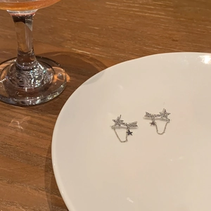 Ohrstecker aus Silber mit Zirkon-Sternen und langen Ketten im Meteor-Stil-Design