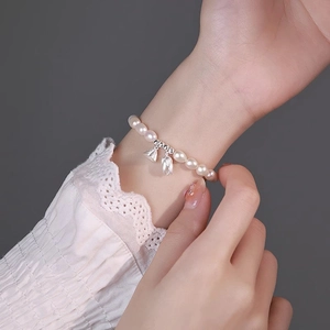 S925 Silber Perlenarmband mit Lotusanhänger und eleganten Süßwasserperlen für Damen