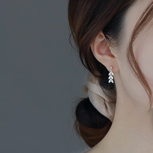 Boucles d'oreilles feuilles en argent S925 avec pendentif gland au design minimaliste