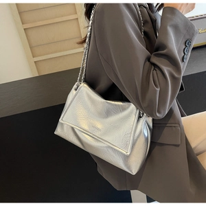 Detail shot of the metallic silver textured tote bag with high-quality chain strap