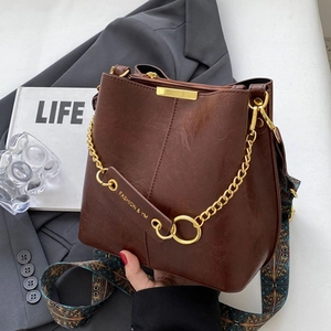 Retro braune Eimertasche mit Goldkette und gemustertem Riemen im eleganten Büro-Stil