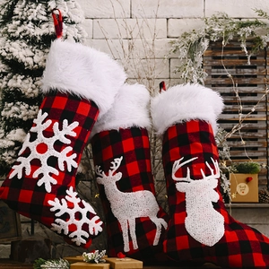 Lot de trois chaussettes de Noël à carreaux rouges et noirs avec revers en peluche douce