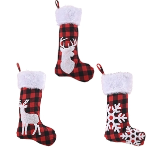 Lot de trois chaussettes de Noël à carreaux avec motifs de renne, élan et flocon