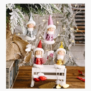 Detail von vier Weihnachtsschutzengeln mit Pailletten, Pelzkragen und Glitzerflügeln