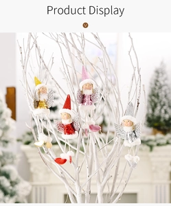Nahaufnahme von vier glitzernden Weihnachtsengel-Puppen mit silbernen Flügeln an Zweigen