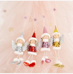 Detail von vier glitzernden Engelsflügel-Anhängern in Gold, Rosa, Rot und Silber
