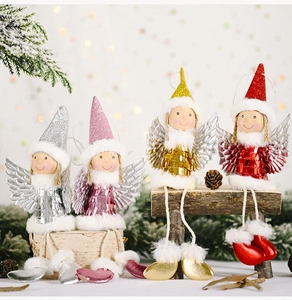 Detail von vier glitzernden Weihnachtsengel-Anhängern in Silber, Rosa, Gold und Rot
