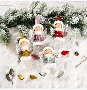 Detail von vier glitzernden Engel-Weihnachtsanhängern in Rosa, Rot, Gold und Silber