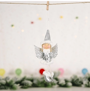 Detail eines silbernen Pailletten-Weihnachtsengels hängend mit festlichem Bokeh-Effekt