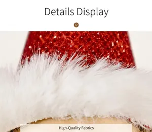 Detailansicht von Weihnachtsschmuck mit roten Pailletten und weißem Plüsch-Kunstfellstoff