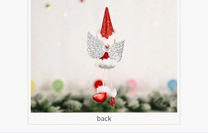 Detail eines roten Weihnachtsengel-Anhängers mit silbernen Flügeln und Glitzerstiefeln